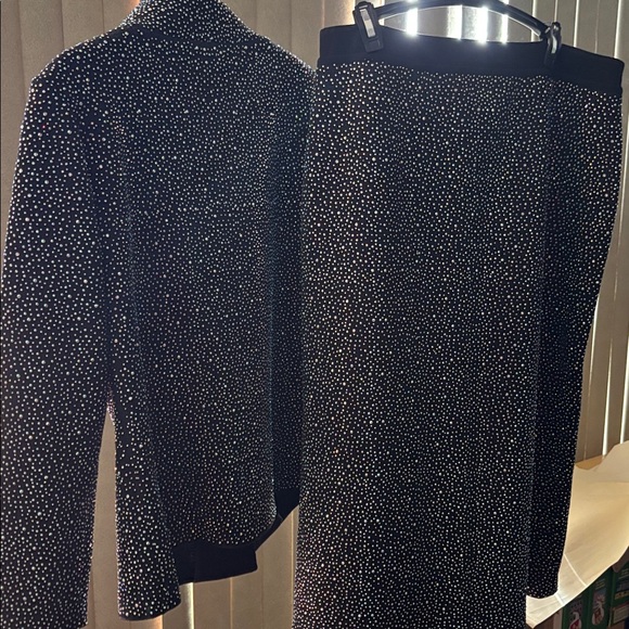 Black and Stones - Picture 4 of 4